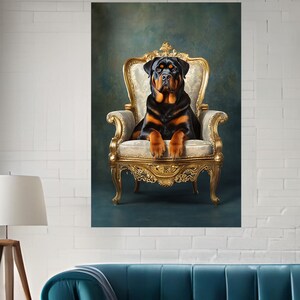 Pu&ograve; includere: Un cane Rottweiler nero e marrone seduto su una sedia ornata dorata e bianca su uno sfondo verde.