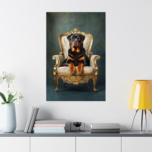 Pu&ograve; includere: Un cane Rottweiler nero e marrone seduto su una sedia ornata di oro e bianco con un cuscino bianco. La sedia &egrave; su uno sfondo verde e marrone.