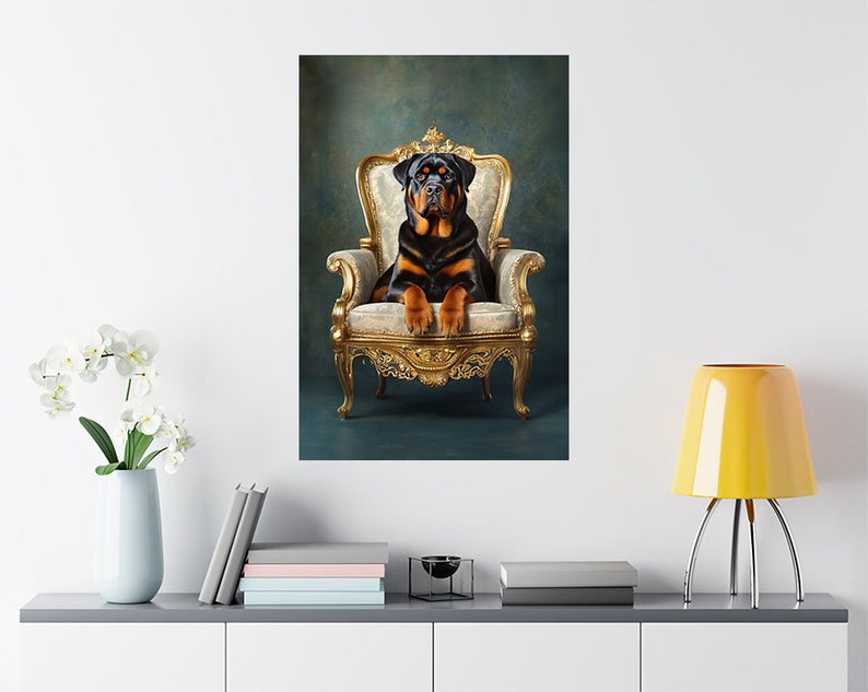 Pu&ograve; includere: Un cane Rottweiler nero e marrone seduto su una sedia ornata di oro e bianco con un cuscino bianco. La sedia &egrave; su uno sfondo verde e marrone.