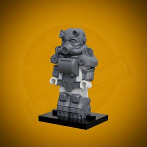 Puede incluir: Minifigura gris y blanca de Power Armor sobre una base negra. La minifigura presenta un casco detallado con máscara de gas, hombreras y armadura para las piernas. El diseño evoca un tema de ciencia ficción o postapocalíptico.
