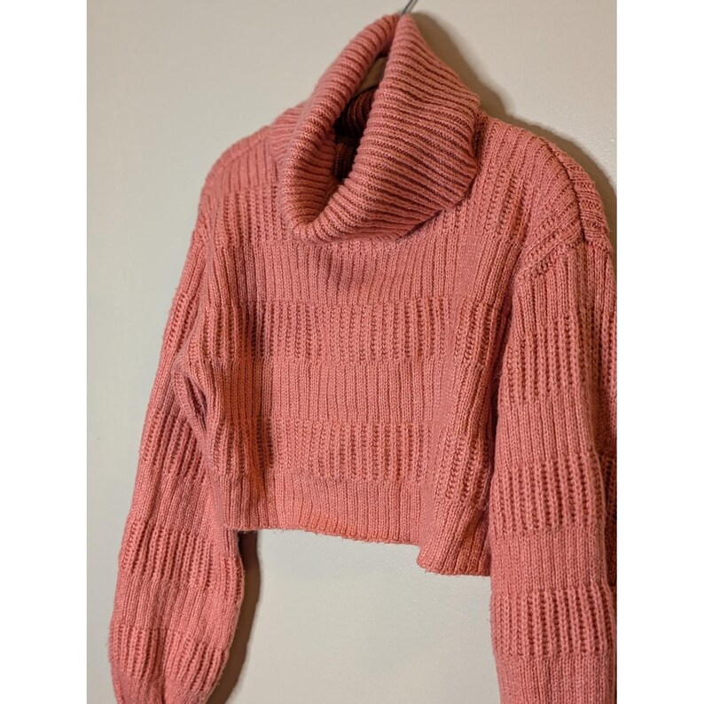 Suéter rosa de cuello alto corto con mangas abullonadas de Urban Outfitters, talla pequeña. imagen 3