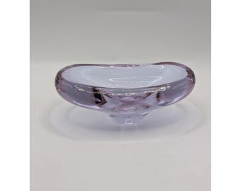 Tigela de vidro de alexandrita de neodímio-urânio rara, com brilho UV de 395 nm, variando do lavanda ao verde.