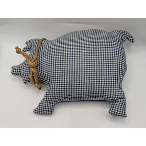 Puede incluir: Un juego de tres tazas de cerámica con un acabado mate moteado. Las tazas son de color crema, gris claro y gris oscuro. Cada taza tiene un diseño simple y minimalista y un asa redondeada. Las tazas están apiladas.