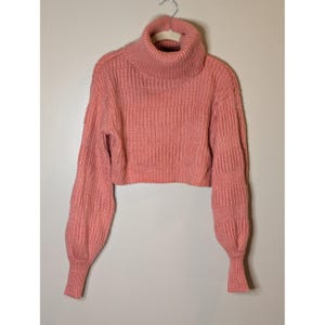 Suéter rosa de cuello alto corto con mangas abullonadas de Urban Outfitters, talla pequeña. imagen 1