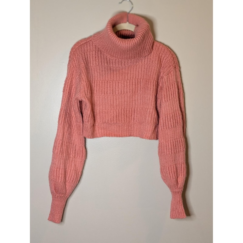 Suéter rosa de cuello alto corto con mangas abullonadas de Urban Outfitters, talla pequeña. imagen 1