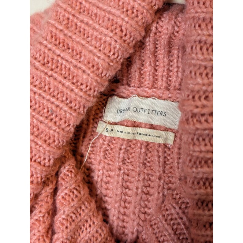 Suéter rosa de cuello alto corto con mangas abullonadas de Urban Outfitters, talla pequeña. imagen 2