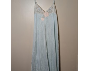 Vintage Lorraine lichtblauwe nachtjapon met bloemenkant Antron III nylon klein VS