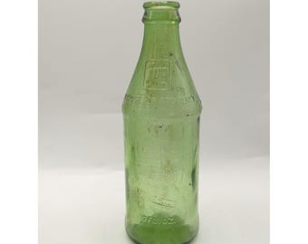 Garrafa de refrigerante 7-Up vintage, em vidro verde, 295 ml (10 oz), com logotipo em relevo e a inscrição "Descarte corretamente". 20 cm (8 polegadas).