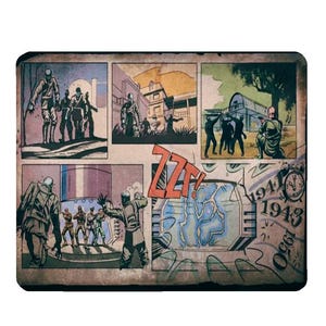 Op de afbeelding: Een rechthoekige stripboekachtige afbeelding met een vintage esthetiek. Het kunstwerk toont verschillende scènes van figuren in militaire kleding, met tekstballonnen en geluidseffecten. Het kleurenpalet omvat gedempte tinten bruin, blauw en rood.