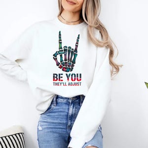 Sii te stesso, il mondo si adatterà. PNG, Citazione divertente. PNG, Mamma divertente. PNG, Femminista. PNG, Ispirazione. PNG sarcastico. Design a sublimazione.