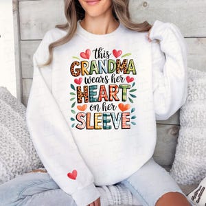 Personalize esta avó usa seu coração na manga PNG, coração de mamãe floral PNG, moletom personalizado de avó com nomes de crianças