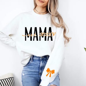 Mama Est 2025 SvgPng, Mama Coquette Bow png, Maman chemise Svg, Mom Leeve Design png, Faire-part de grossesse, Nouvelle maman png, Coquette Mama