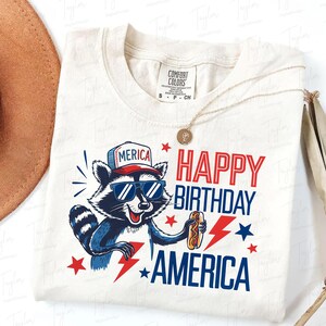 Joyeux anniversaire Amérique Feral Png, fête de l'indépendance Png, chemise drôle USA, chemise drôle de raton laveur, 4 juillet téléchargement numérique, Feral Merica Png
