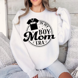 À l'époque de ma maman garçon SVG PNG, à l'époque de ma mère Svg, Svg de maman garçon personnalisé, nom garçon maman chemise Svg, Boy Mom Club, Boy Mama Svg