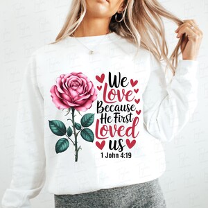 We houden van omdat hij eerst van ons hield png, bijbelvers png, Jezus valentijn png, zonnebloemchristelijk png, liefde als Jezus, rozenbijbelshirt