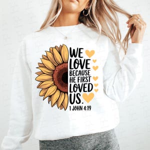 Wir lieben, weil er uns zuerst geliebt hat Png, Bibel-Vers Png, Jesus Valentinstag png, Sonnenblume christliche png, Liebe wie Jesus, Blumenbibel-Hemd