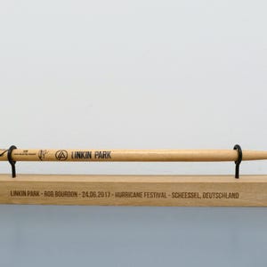 Suporte/expositor de baquetas personalizável em carvalho com opção de montagem na parede.