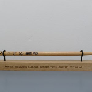 Personalisierbarer Drumstick Halter aus Eichenholz Trommelstock Display mit optionaler Wandhalterung