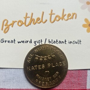 Token de bordel Kate's Place, presente de aniversário exclusivo para mulheres envelhecidas prontas para servir, velhas, mas ambiciosas, engraçadas, de metal legítimo