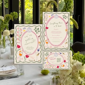 Op de afbeelding: Huwelijksuitnodigingsset met drie kaarten. De hoofduitnodiging luidt "We're getting married!" met de datum 06.30.25. De andere kaarten zeggen "Everything there is to know" en "Kindly RSVP". Bloemen- en discobal illustraties omringen de tekst.