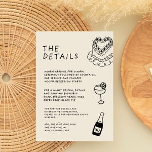 K&ouml;nnte beinhalten: Eine rechteckige, cremefarbene Einladungskarte mit schwarzen Strichzeichnungen eines herzf&ouml;rmigen Kuchens, eines Cocktailglases und einer Champagnerflasche. Der Text enth&auml;lt Angaben zur Zeremonie, zum Empfang und zum Veranstaltungsort.