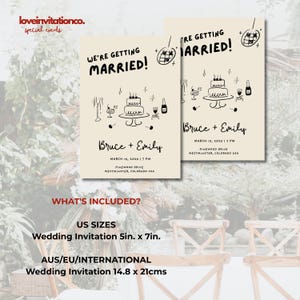 Puede incluir: Dos invitaciones de boda color crema con el texto "We're Getting Married!" y los nombres "Bruce + Emily." Las invitaciones presentan ilustraciones negras de elementos de boda. El tama&ntilde;o internacional es de 14,8 x 21 cm.