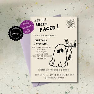 Może przedstawiać: Czarno-biała ilustracja ducha trzymającego tacę z koktajlami i czaszką. Tekst na zaproszeniu brzmi "Let's Get Sheet Faced!" Dołącz do nas na Halloween! Koktajle + Kostiumy. 17:00, piątek 31 października. Spooky Manor. 123 Ghostly Lane. Ayzville, AZ 45678. Prosimy o potwierdzenie obecności u Frankie pod numerem 04X XXX XXX. Organizowane przez Frankie & Bonnie. Dołącz do nas na wieczór pełen przerażającej zabawy i fantastycznych drinków!"