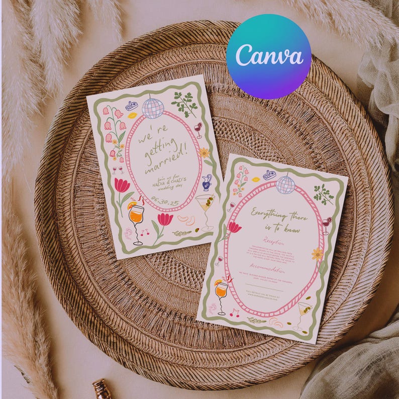 Op de afbeelding: Twee trouwuitnodigingskaarten met bloemen- en cocktailillustraties. De kaarten hebben een roze en groene rand en bevatten de tekst "we're getting married!" en "Everything there is to know". De kaarten liggen op een geweven dienblad.