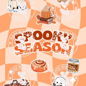 Peut inclure: Graphique orange et blanc avec des autocollants sur le thème de l'automne. Comprend un fantôme lisant, un latte au pumpkin spice, un roulé à la cannelle et le texte "Book Season". Le fond a un motif à carreaux.