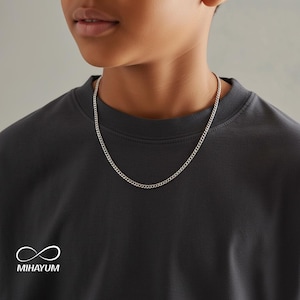 May include: A silver curb chain necklace is displayed against a dark gray t-shirt. The necklace is a simple, elegant design, perfect for everyday wear. The brand logo "MIHAYUM" is visible at the bottom left.