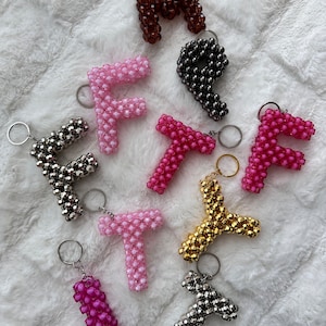 Llavero personalizado con cuentas de perlas blancas, llavero de letras coloridas personalizado inicial, regalo de llavero de dama de honor, llavero con cuentas de cristal