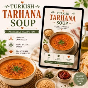 Op de afbeelding: Een digitale tablet toont een recept voor Turkse Tarhana-soep, met een kom oranje soep, een klein kommetje granen en tekst waaronder "A Warm & Comforting Traditional Soup", "Easy Steps", "Simple Ingredients" en "Made With Love".