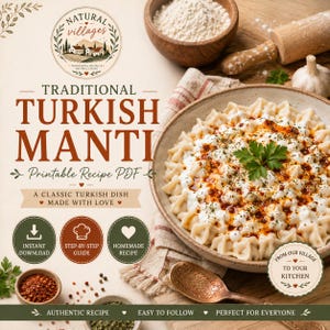Op de afbeelding: Een printbaar recept-PDF voor traditionele Turkse Manti met een kom deegkussentjes bedekt met yoghurt, rode chili-olie en peterselie. De tekst bevat Natural Villages, Traditional Turkish Manti en iconen voor download, gids en recept.