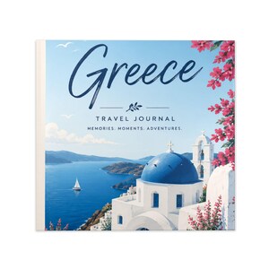 Könnte beinhalten: Ein Reisetagebuch mit einer malerischen Illustration von Griechenland. Das Cover zeigt eine blau-weiße Kirche, ein Segelboot und das Wort "Griechenland" in Schreibschrift. Der Text "Travel Journal" und "Memories. Moments. Adventures." sind ebenfalls enthalten.