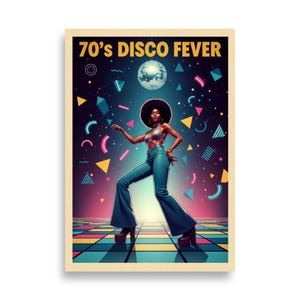 Può includere: Un poster con la scritta "70's DISCO FEVER" raffigura una donna con un top argentato e pantaloni svasati blu che balla su un pavimento a scacchi colorato. Una palla da discoteca e forme geometriche sono sullo sfondo, creando un'estetica retrò vibrante.