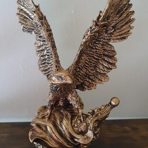 Eagle Statue Home Decoration Resin Eagle Sculpture Figurine Symbol Office Desk Decoration Gift for Men Living Room Housewarming Gift Idea