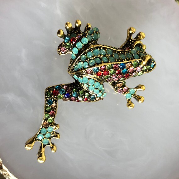Broche Grenouille En Métal Doré Avec Strass Multicolores - Neuf Dans Pochette Cadeau