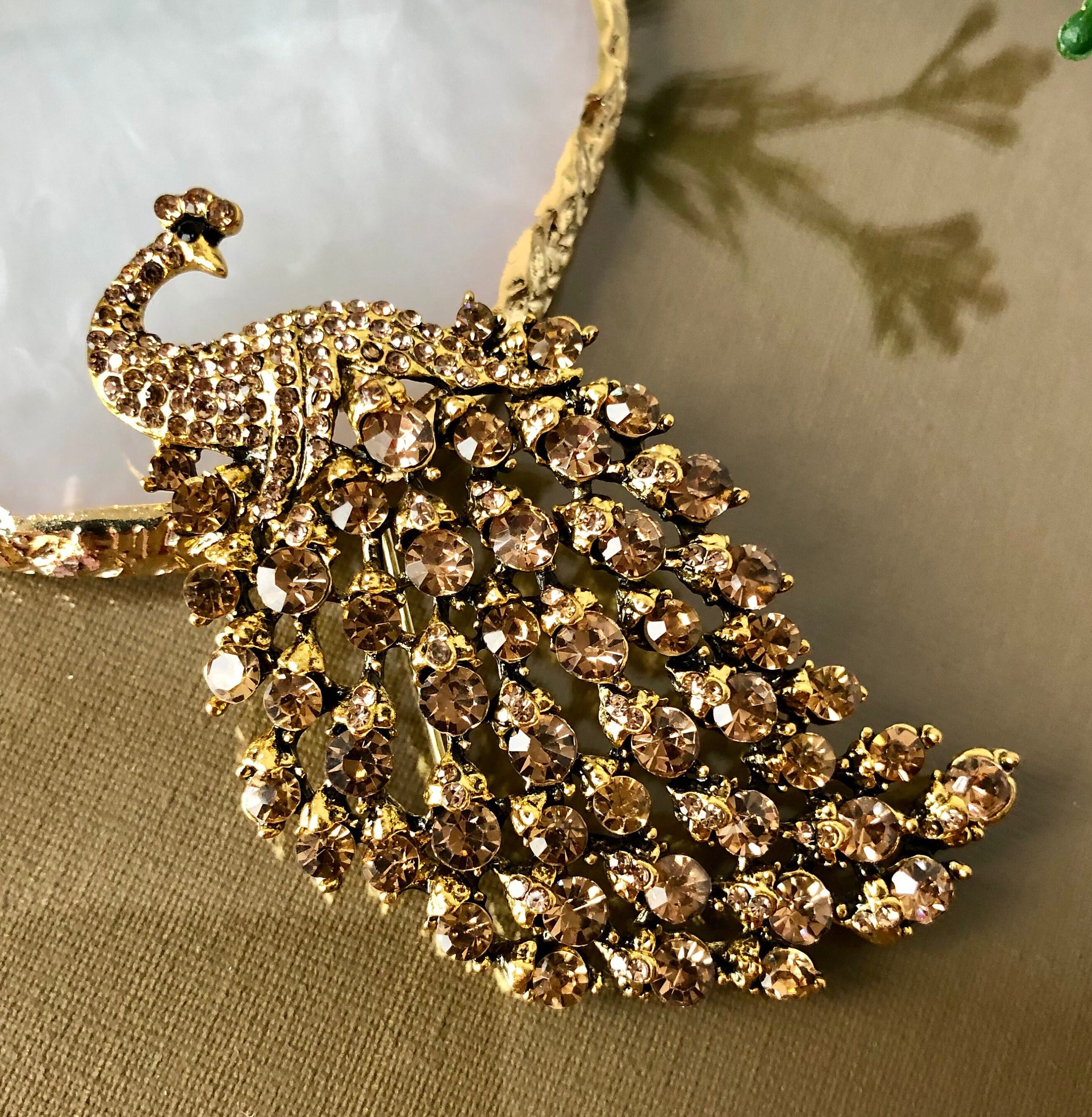 Broche Paon Strass Blancs Sur Métal Argenté - Étincelante - Occasion