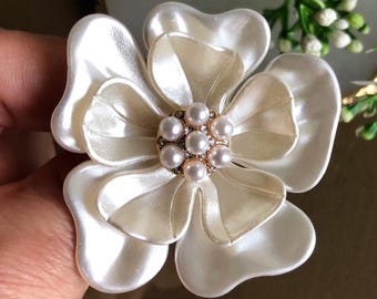 Spilla a forma di fiore in metallo color argento smaltato nero, cristallo trasparente, diametro 45 mm