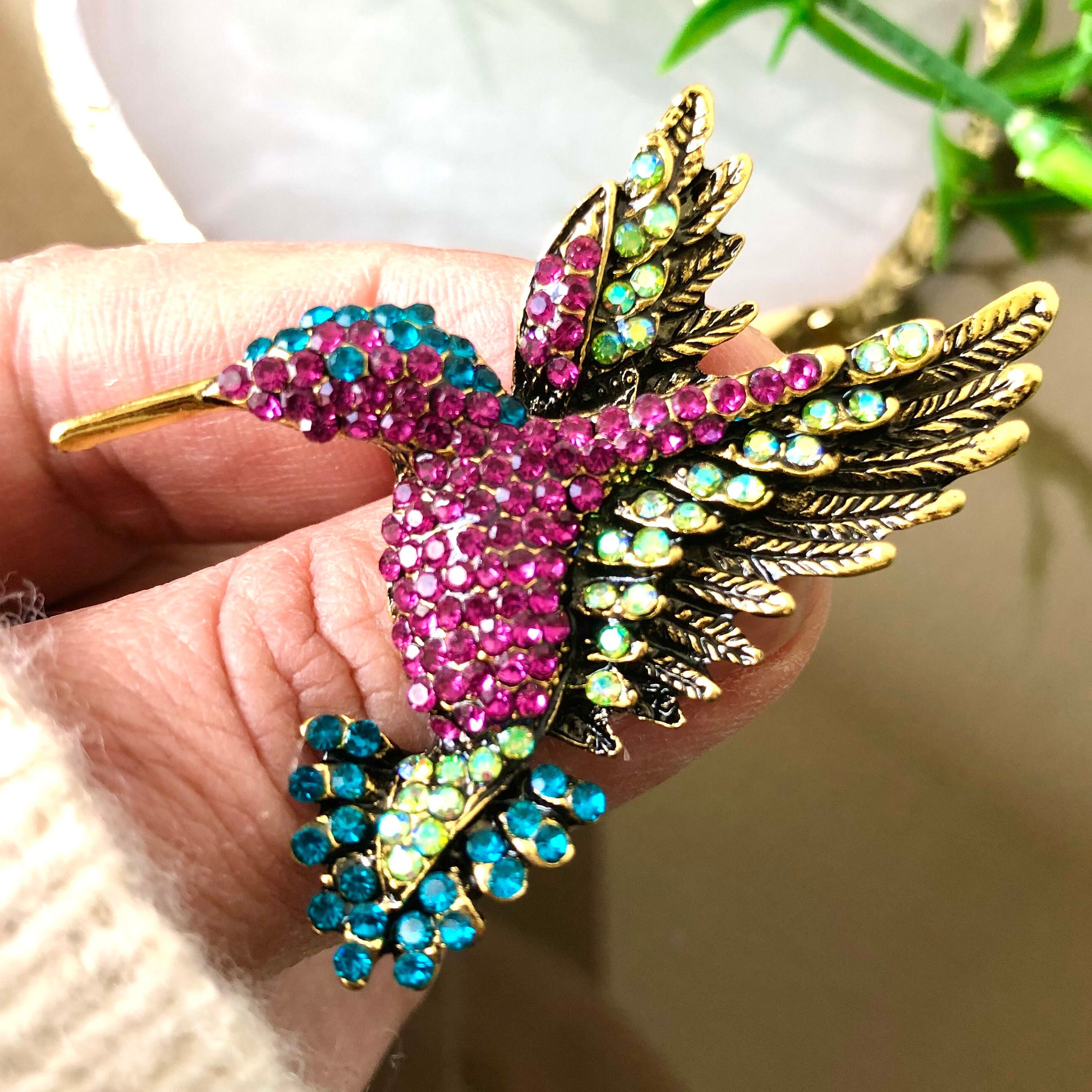 Female brooch clearance