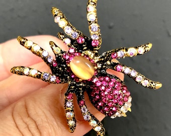 Różowa broszka z kryształkami w kształcie pająka: biżuteria w stylu vintage z owadami