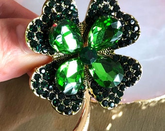 Broche de trébol de cuatro hojas, alfiler de broche de pedrería de cristal verde, joyería de la suerte del alfiler de abrigo delicado, que simboliza la esperanza, la fe, el amor y la suerte