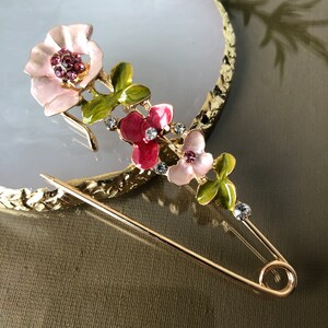 Large crystal rhinestone pink safety pin, Flower Safety pin, Vintage style jewelry, Gift