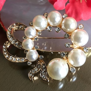 Pearl and Crystal Brooch, Elegant Bridal Bouquet Pin, White Pearl Jewellery Brooch, Vintage Style Accessory