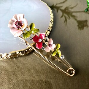 Large crystal rhinestone pink safety pin, Flower Safety pin, Vintage style jewelry, Gift