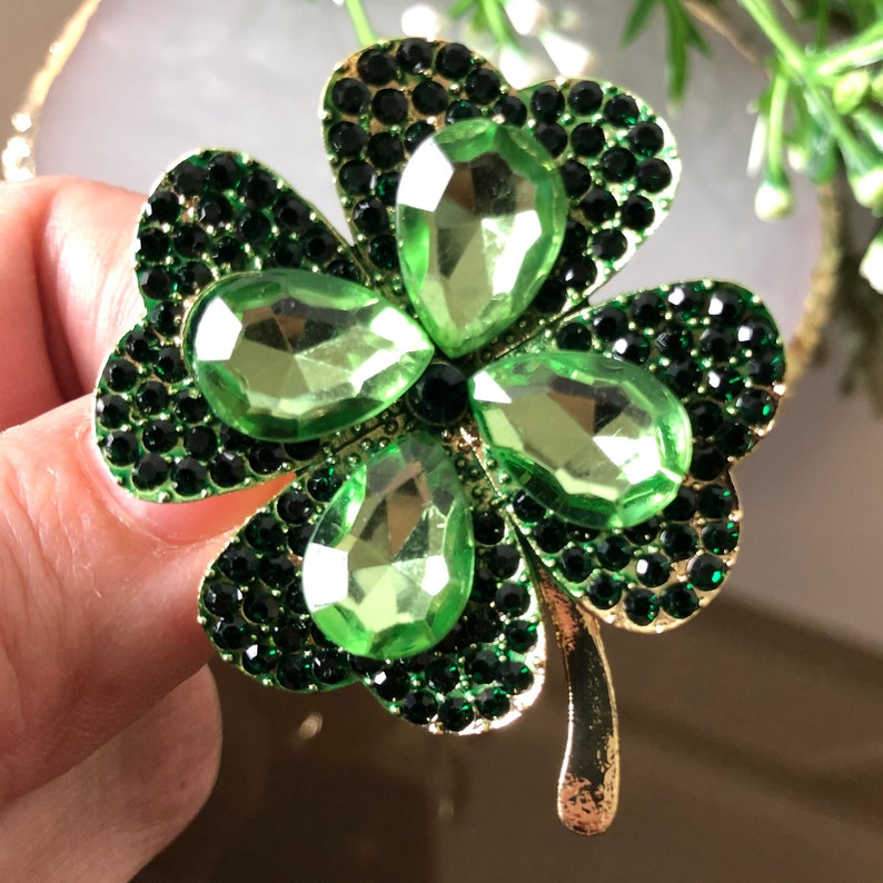 Broche de trébol de cuatro hojas, alfiler de broche de pedrería de cristal verde, joyería de la suerte del alfiler de abrigo delicado, que simboliza la esperanza, la fe, el amor y la suerte imagen 1