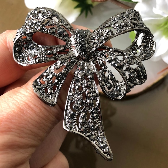 Bow brooch pin discount