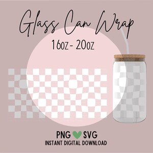Könnte beinhalten: Ein digitaler Download eines Glas-Dosen-Verpackungsdesigns für 16oz - 20oz Dosen. Das Design verfügt über ein kariertes Muster in Weiß und Hellrosa. Der Text "Glass Can Wrap" und "16oz - 20oz" ist in Schwarz dargestellt. Das Bild zeigt auch ein Mockup des Designs auf einer Glasdose mit einem Korkdeckel und einem Strohhalm.