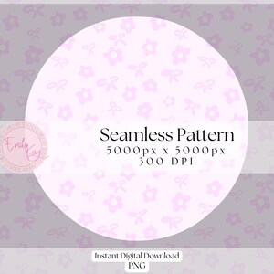 Könnte beinhalten: Ein nahtloses Muster mit rosa Blumen und Schleifen auf einem hellvioletten Hintergrund. Das Muster ist 5000 Pixel mal 5000 Pixel groß und hat 300 DPI. Der Text "Seamless Pattern", "5000px x 5000px", "300 DPI", "Sofortiger digitaler Download" und "PNG" ist ebenfalls enthalten.