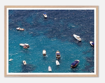 Fine Art: BOOTE IN CAPRI, ITALIEN Poster | Gerahmte Wandkunst Küstenfotografie von Italienischen Schwebebooten im Ozean, Luxuriöses Wohndekor